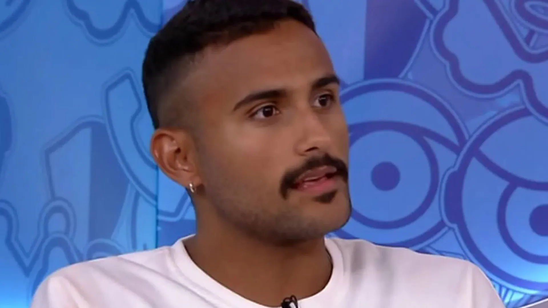 Fado! Menino de 13 anos abre sua própria padaria e doa doces para sem-tetos