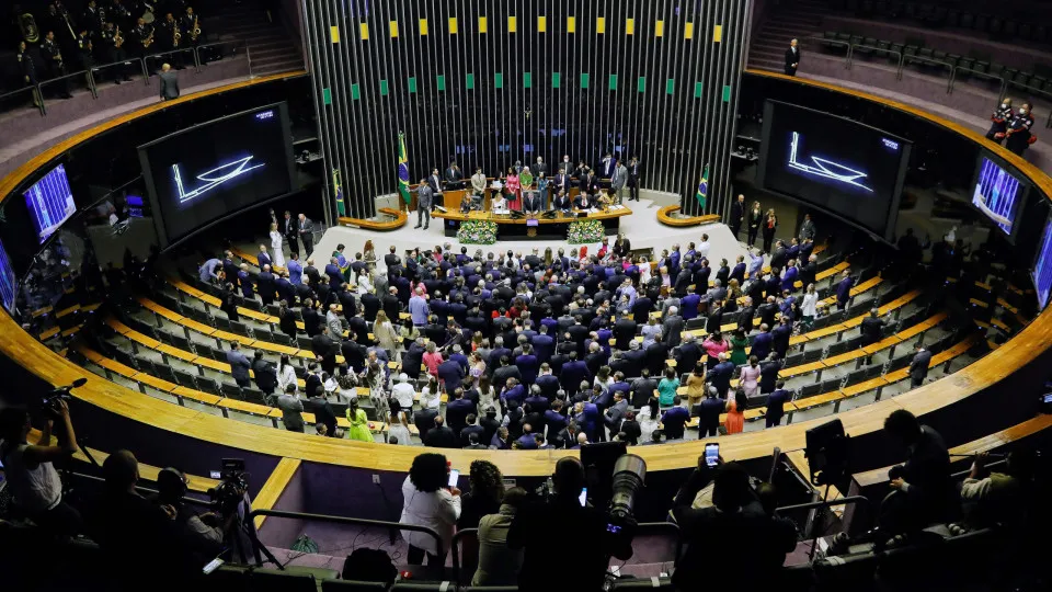 Câmara desiste de mudança no foro e busca Senado para acelerar PEC da blindagem