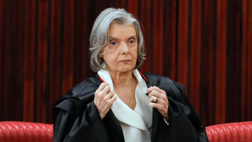 Cármen e Dino dão indiretas e provocam Fux durante julgamento de Bolsonaro