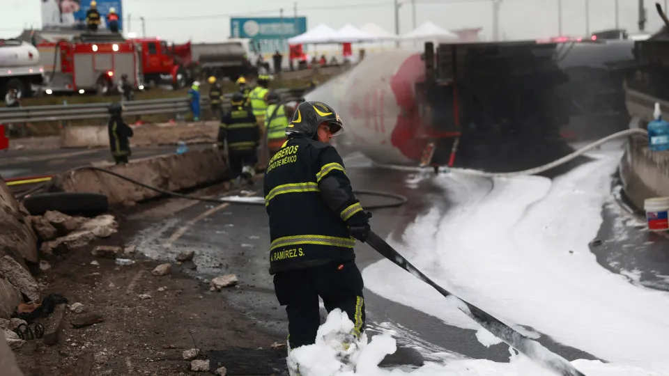 Explosão de caminhão-tanque deixa 10 mortos e 70 feridos no México
