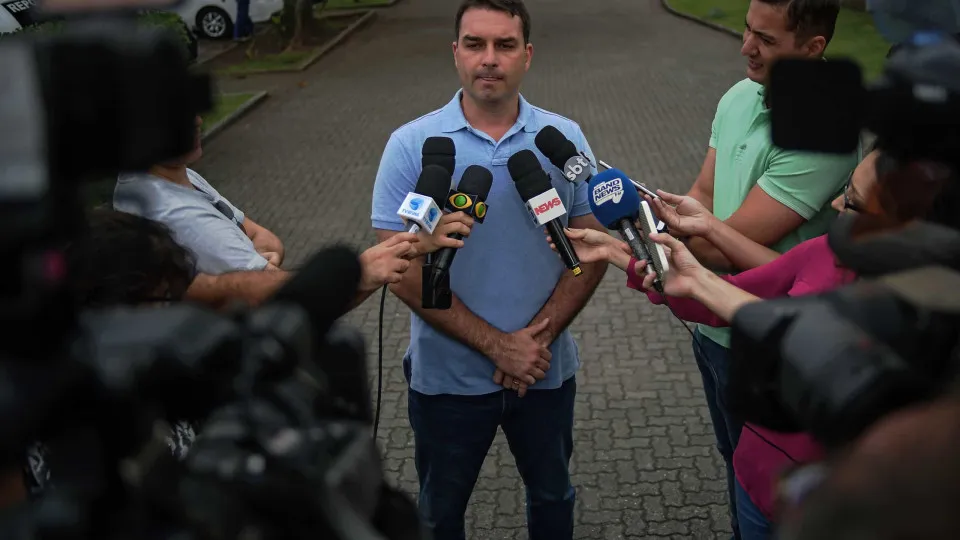 Flávio vai pedir a Moraes para visitar Bolsonaro em prisão domiciliar