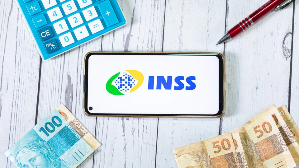 INSS usa barcos para orientar aposentados da Amazônia sobre descontos