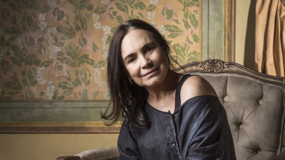 Regina Duarte deixa evento de arte em SP de cadeira de rodas