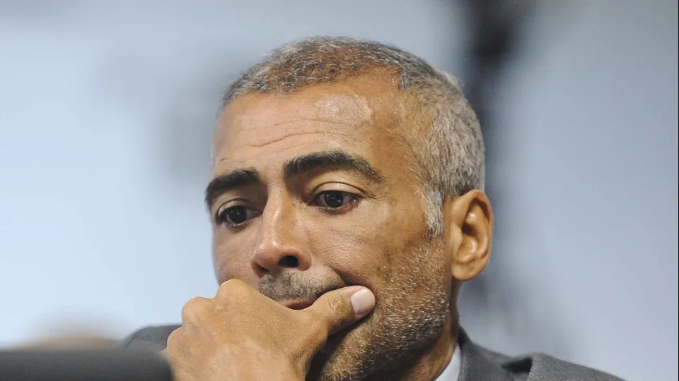 Romário tem pane seca em carro de luxo e é salvo por motociclista