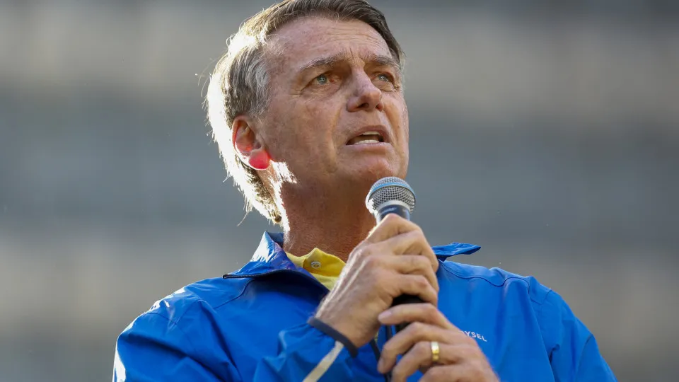 Bolsonaro está 'bastante chateado' com votos de Moraes e Dino, diz advogado