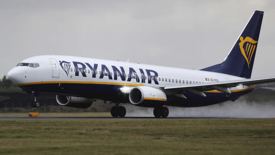 Avião faz pouso de emergência após ficar sem combustível no Reino Unido