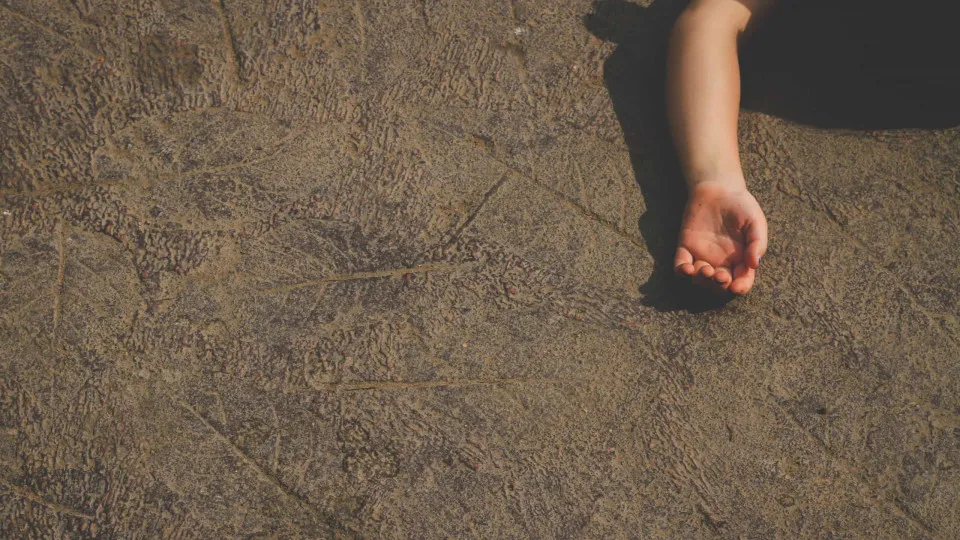 Bebê de 21 dias morre após cair da janela; irmã de 5 anos é suspeita