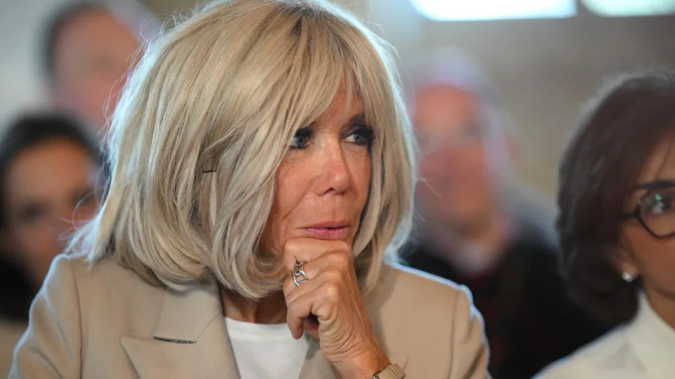 Brigitte Macron tem dados hackeados em novo ataque com teor transfóbico
