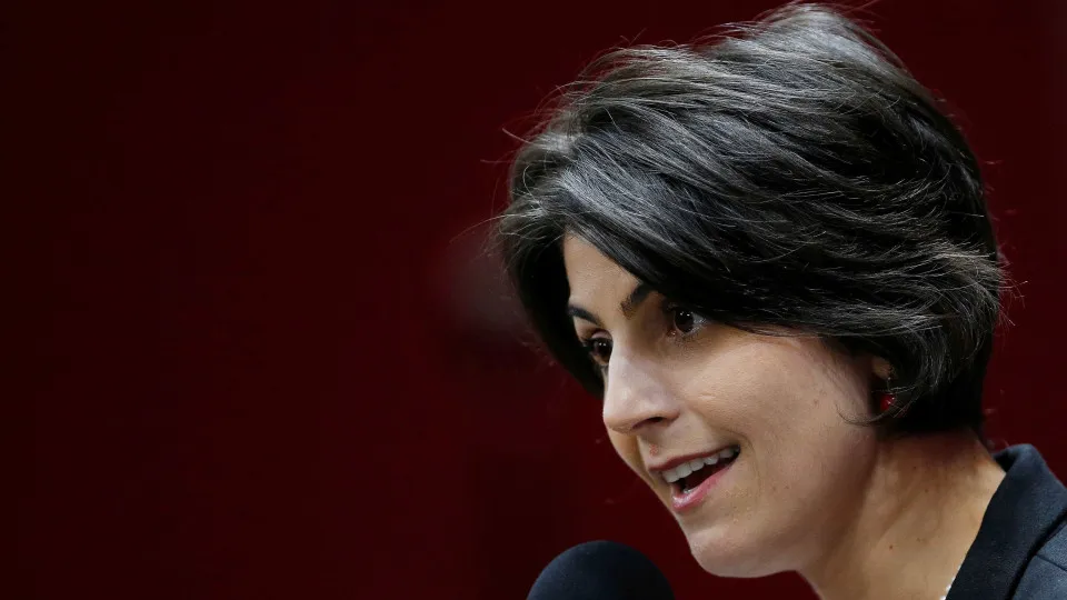 Confundida com Manuela Dias, Manuela D'Ávila esclarece que não é autora de 'Vale Tudo'