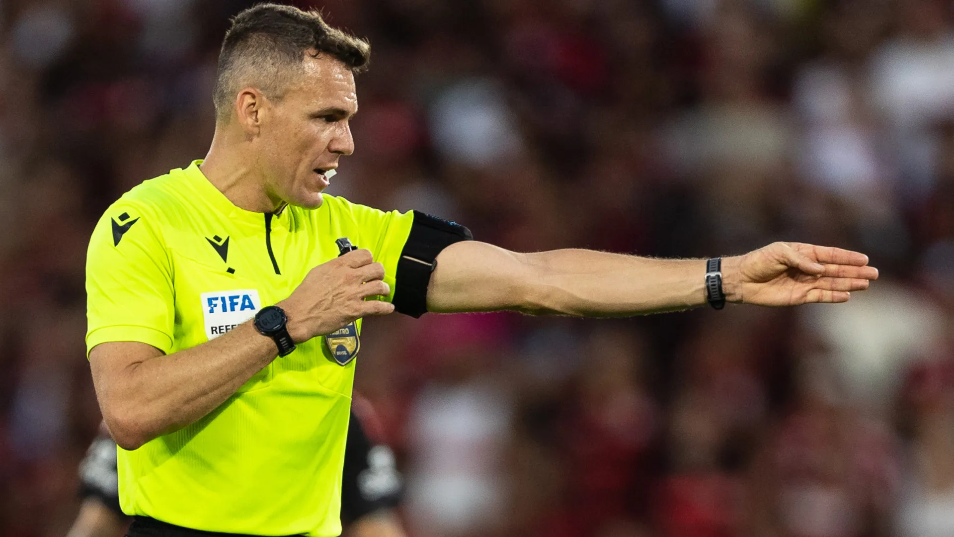 Diretor do Grêmio surge em coletiva e sugere ‘rebaixamento de árbitros’