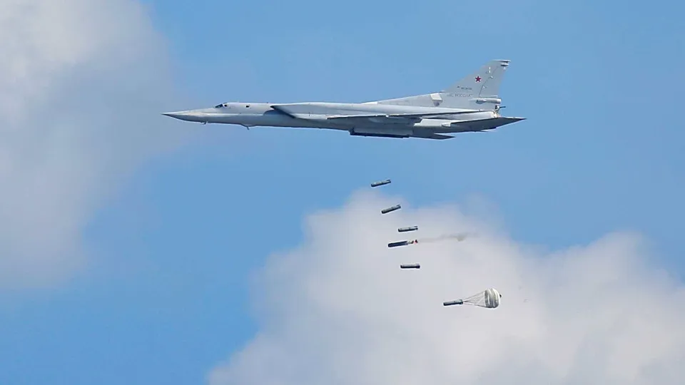 EUA fazem 3ª missão com bombardeiros perto da Venezuela