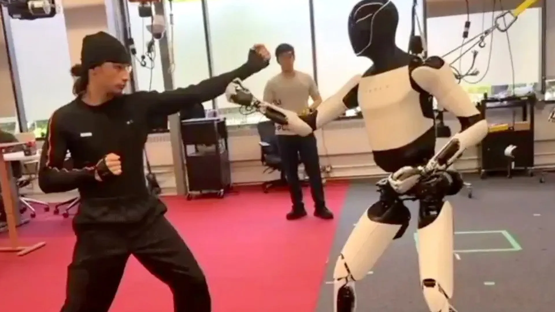 Elon Musk mostra robô da Tesla praticando kung fu em novo vídeo