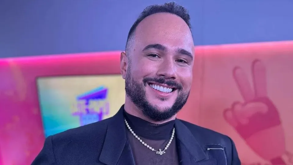 Estou com a terapia em dia e não me levo a sério, diz Ed Gama sobre haters