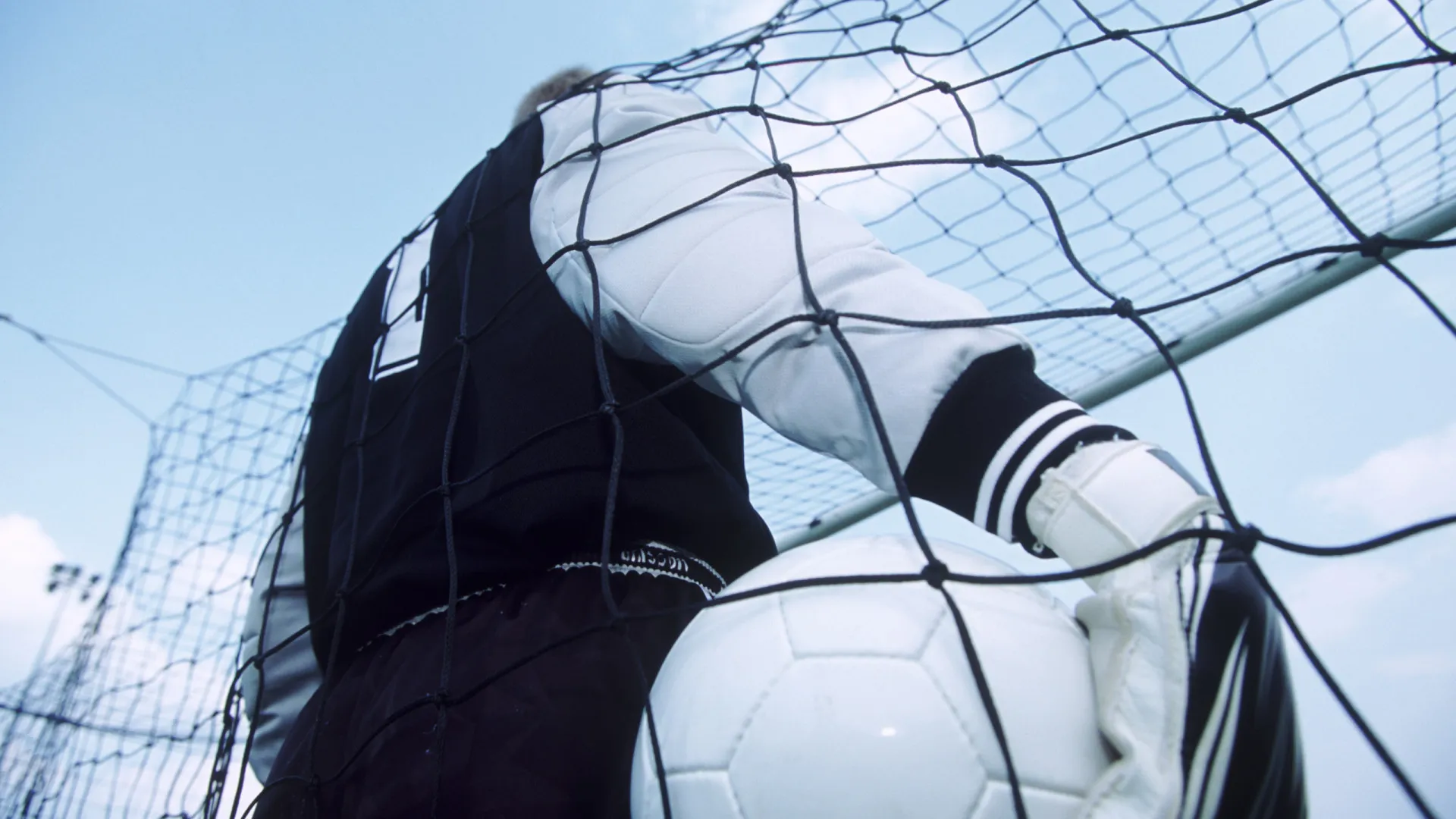 Federação comemora sucesso após proibir pais de atletas em jogos da base