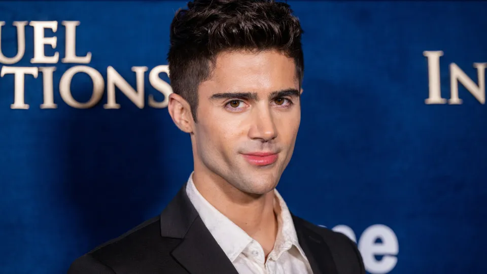 Max Ehrich, ex-noivo de Demi Lovato, é preso na Flórida por agressão