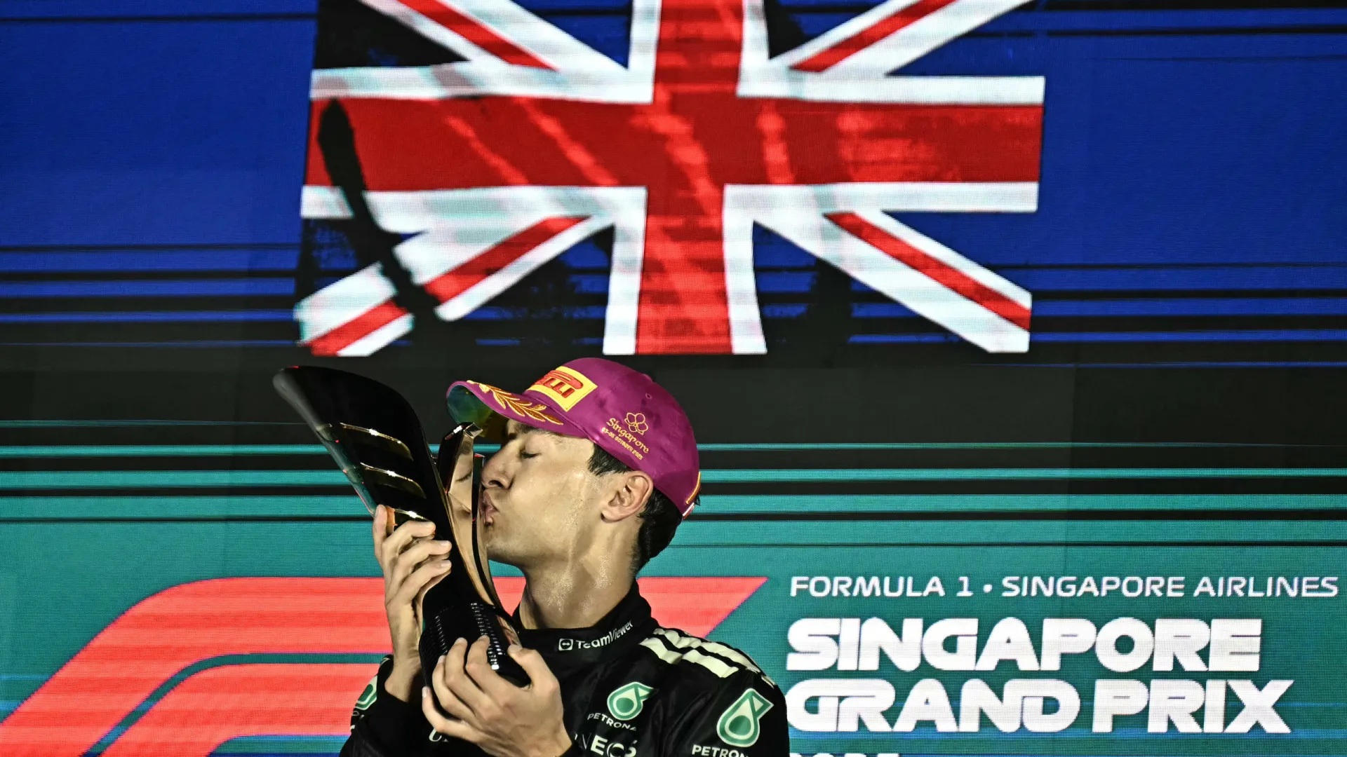 Russell vence, e Piastri se irrita com manobra de Norris no GP de Singapura