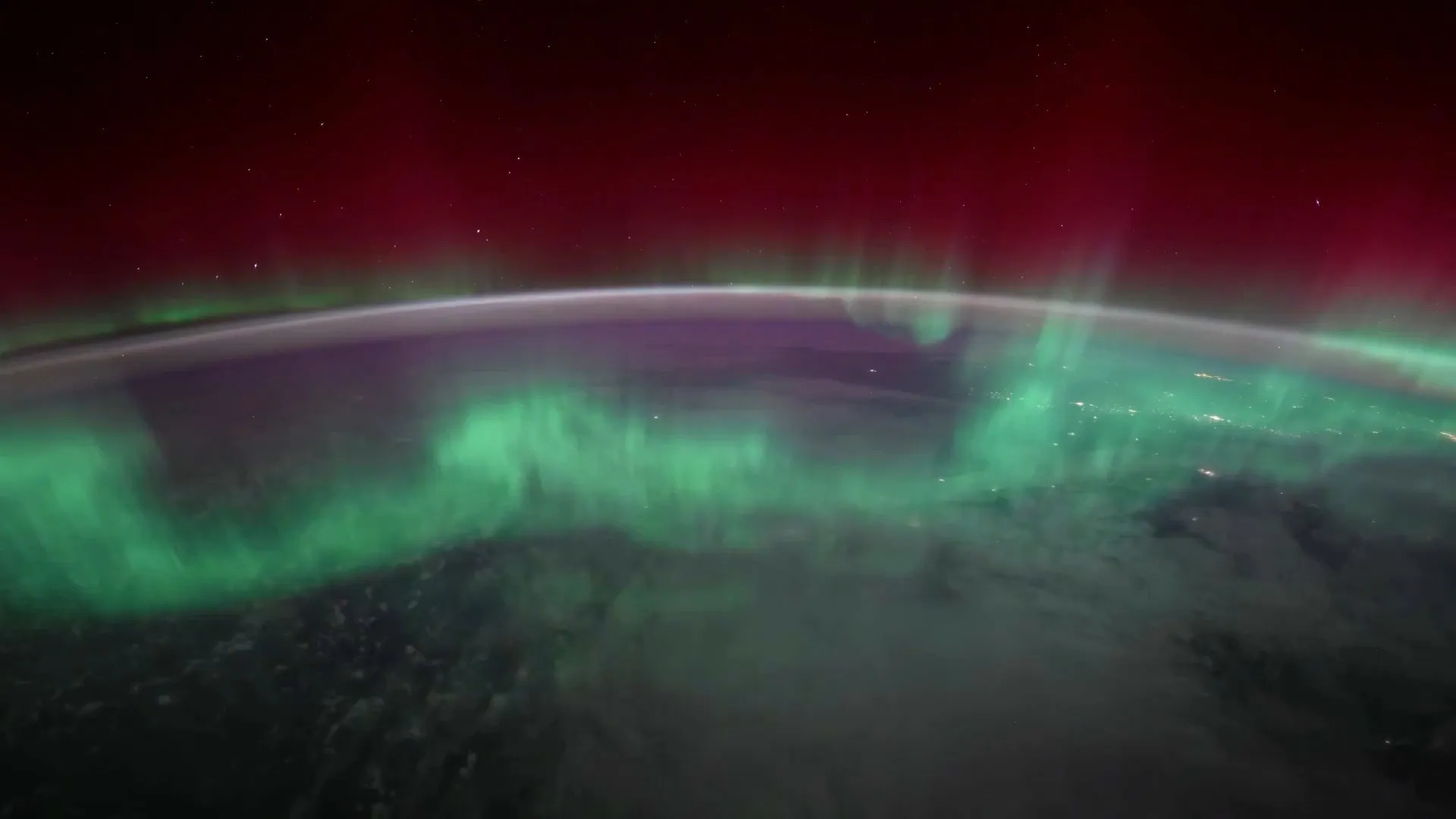 Astronauta da NASA registra aurora boreal deslumbrante vista do espaço