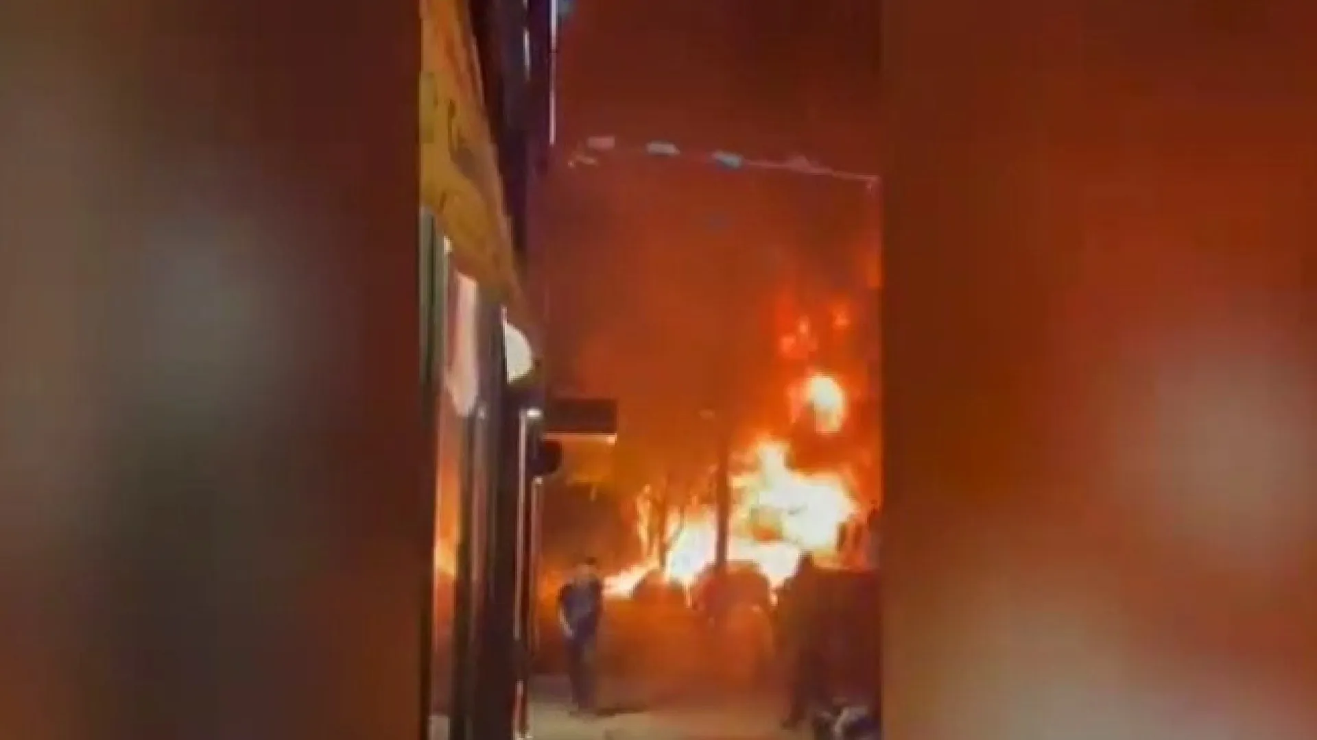 Carro explode em Nova York e deixa 7 bombeiros feridos; video