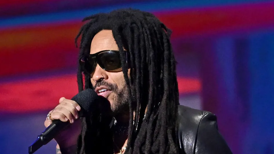 Fã arranca dreadlocks de Lenny Kravitz durante show: "Uma loucura"