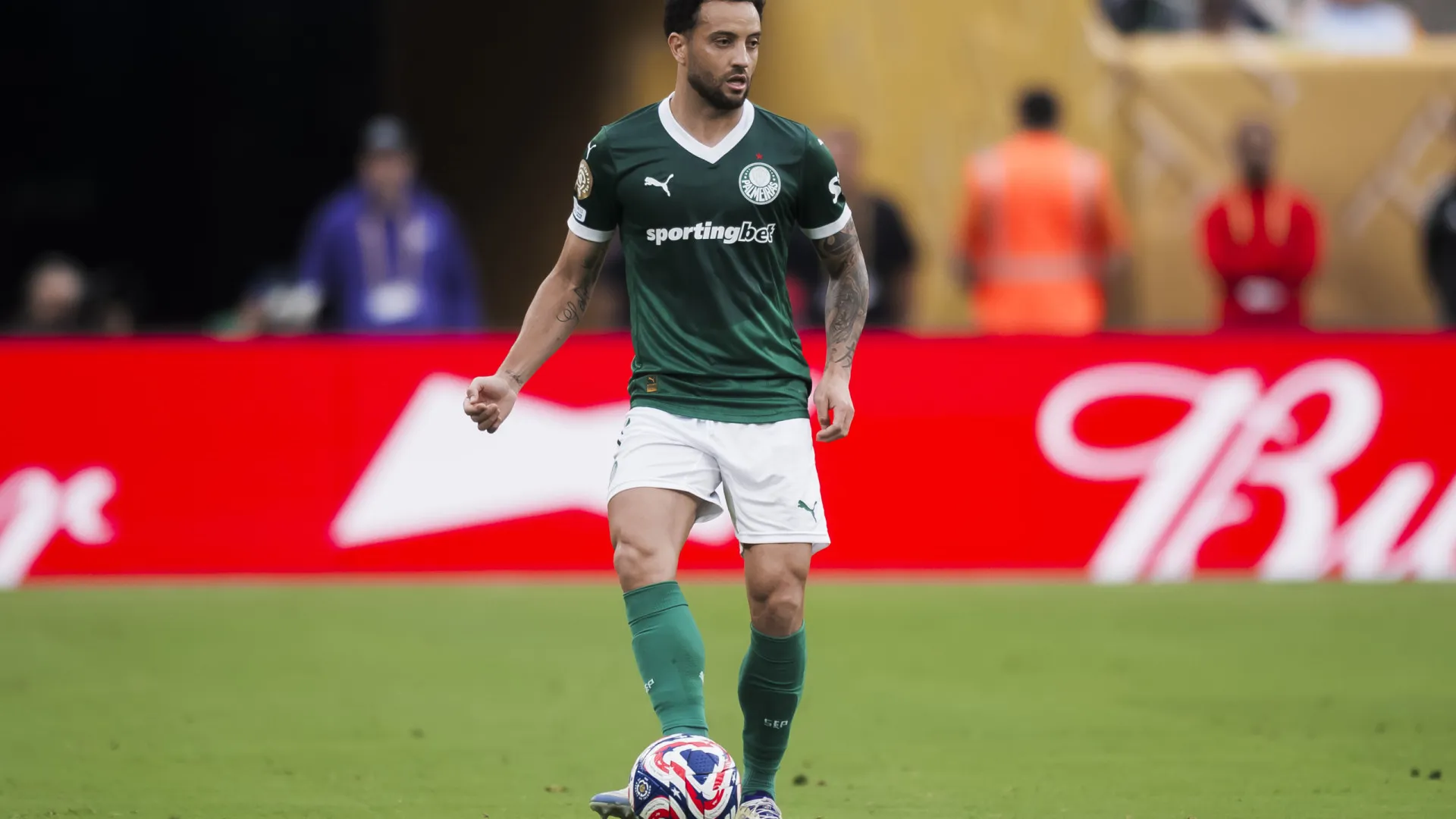 Felipe Anderson faz golaço, Palmeiras bate Juventude e lidera o Brasileiro