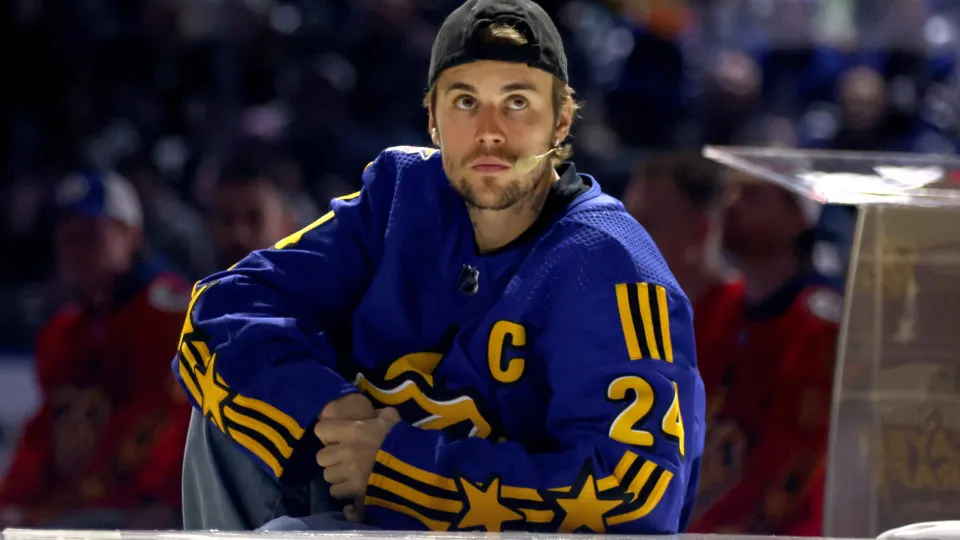 Justin Bieber relata queda de skate elétrico: 'Até cantar, rir, tudo dói'