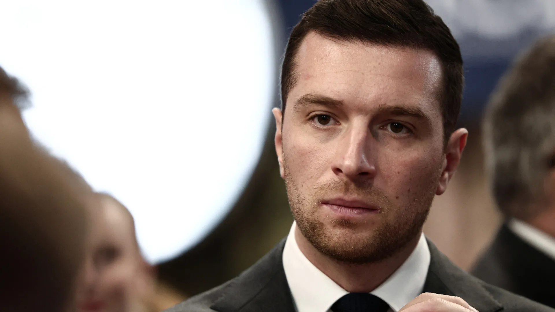 Líder da extrema-direita francesa é agredido por idoso: