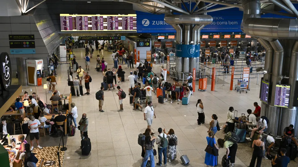 Após atrasos e filas de 7 horas, Portugal muda verificação de passaportes