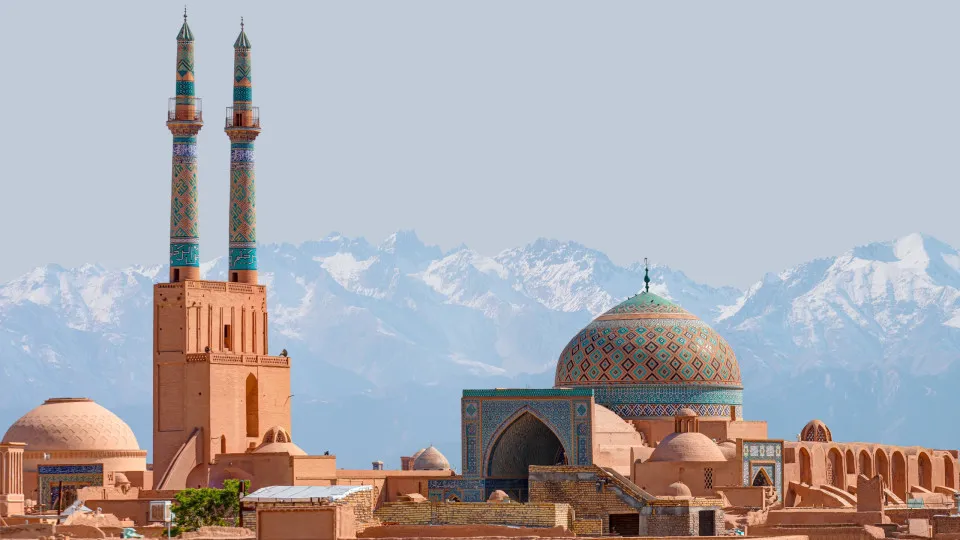 Regime iraniano promete resposta firme contra protestos no país; prédio de governador é atacado no sul