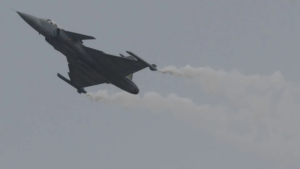 Tailândia lança ataque aéreo na fronteira com o Camboja