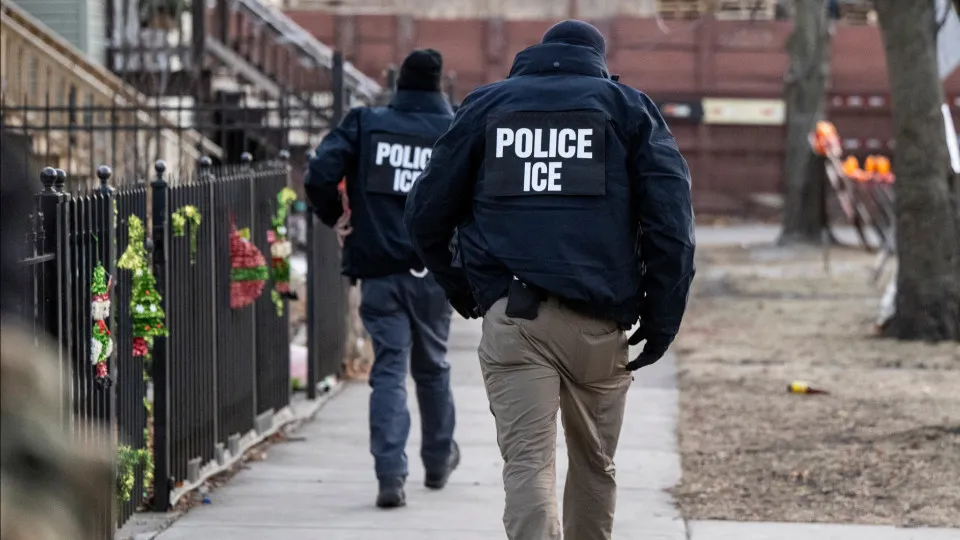 Mulher é morta por agente de imigração durante operação nos EUA