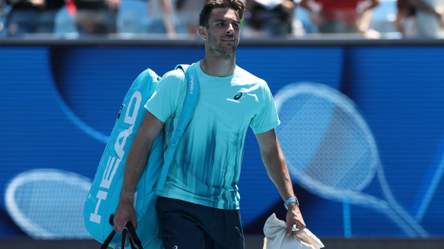 Sinner vence e encara algoz de João Fonseca no Australian Open; Djokovic avança e mira recorde
