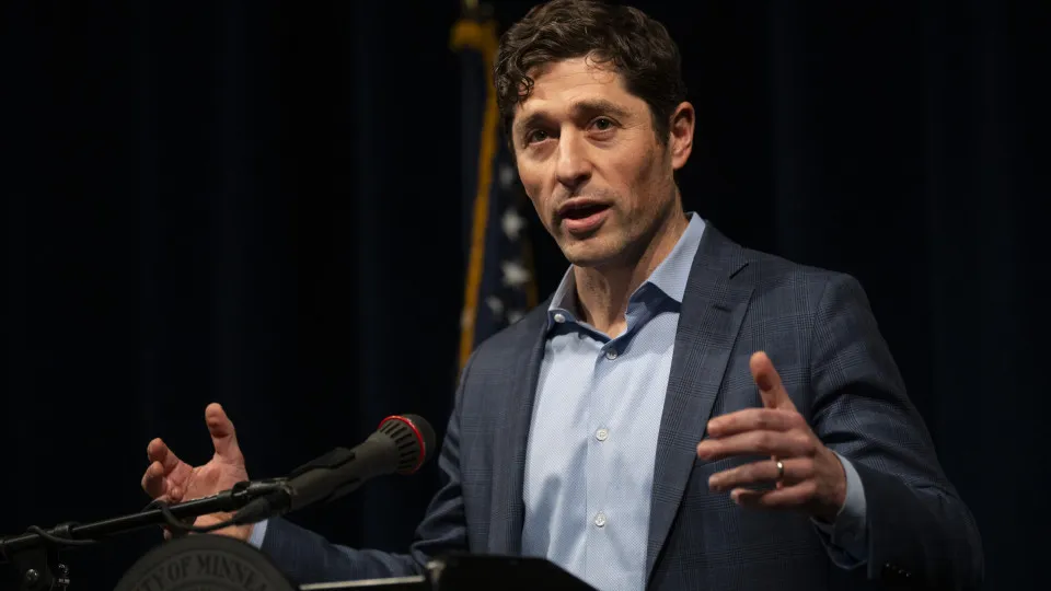 Trump diz que prefeito de Minneapolis viola a lei e está 'brincando com fogo'