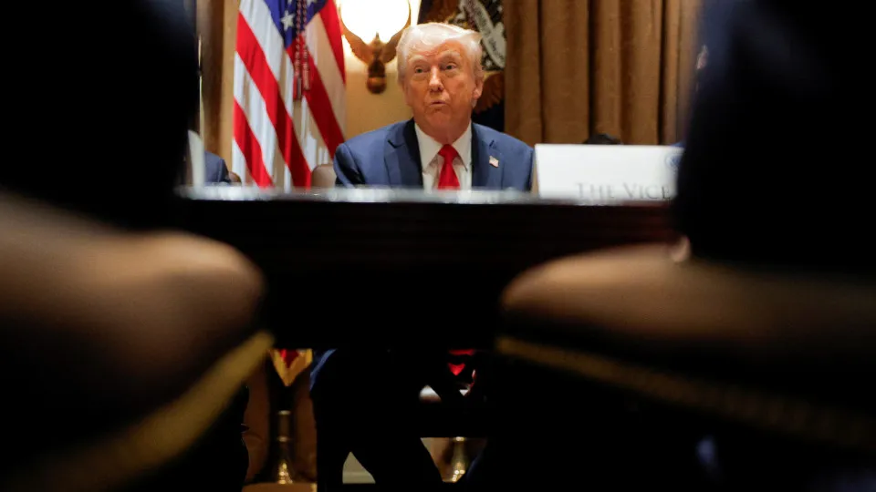 Receita dos EUA vaza dados fiscais de milhares de pessoas para setor de imigração, diz jornal