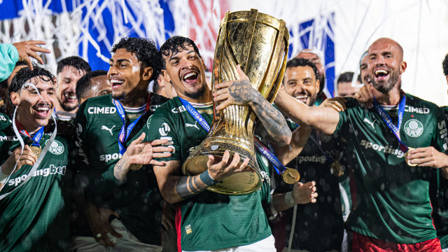 “Não volto ao Barcelona”. Xavi acusa clube de mentiras sobre Messi