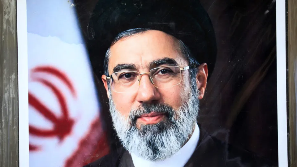 Irã afirma que líder Khamenei segue no país e comanda guerra