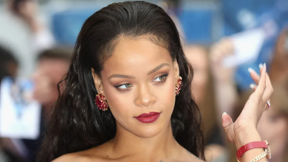 Mulher que atirou contra casa de Rihanna tem fiança fixada em R$ 53 milhões