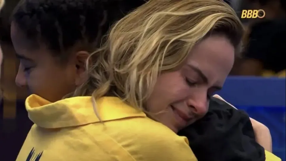 Brothers se emocionam com recados de artistas no BBB 26