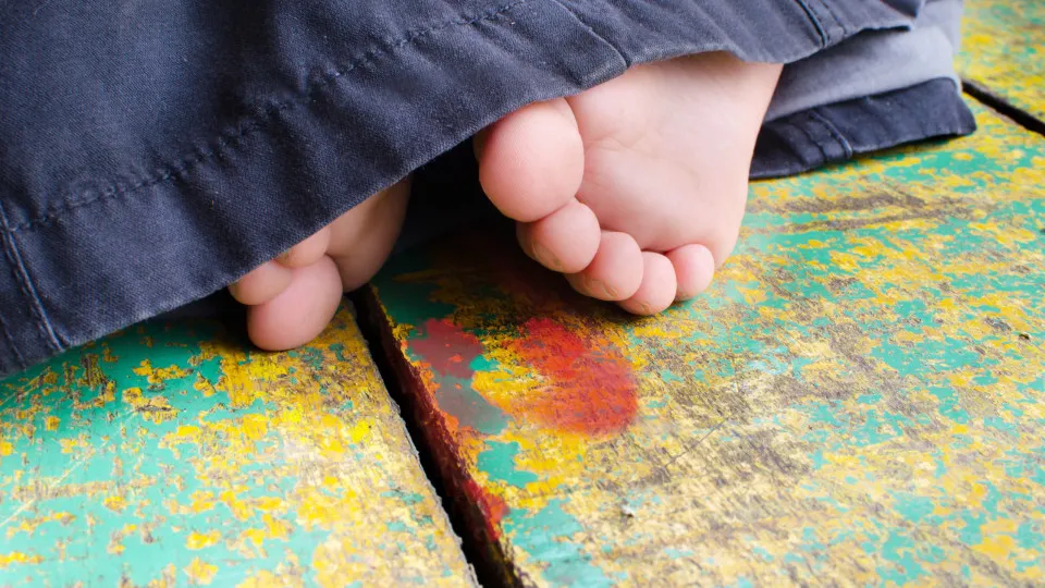 Criança de um ano morre engasgada com unha postiça da mãe