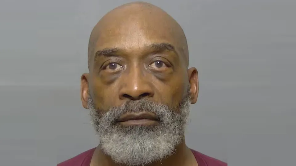 Homem que escreveu livro sobre como amar uma mulher é preso por bigamia