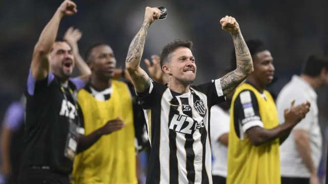 Atlético-MG domina e vence Cruzeiro em clássico brigado com três expulsões