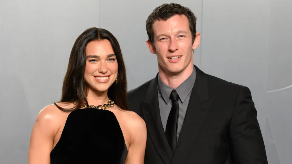 Dua Lipa se casa com o ator Callum Turner em Londres