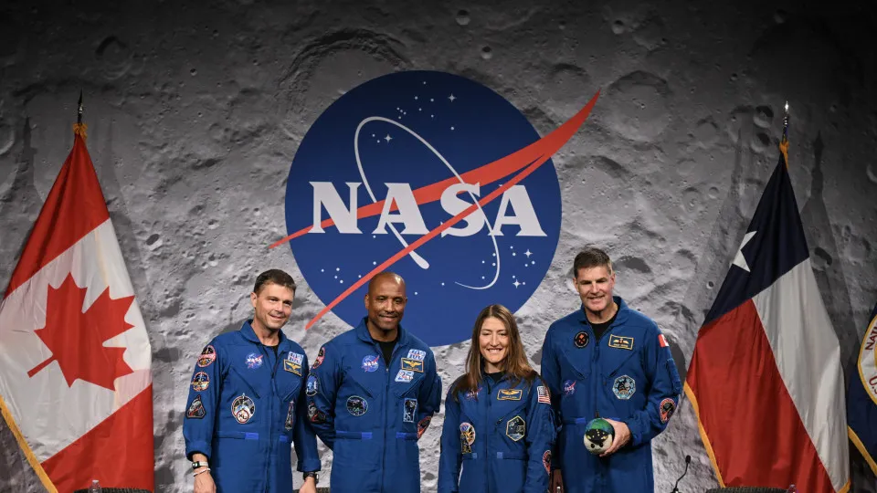 "Montanha-russa": Artemis II explica viagem à Lua a público curioso