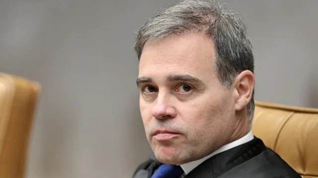 André Mendonça manda remover posts que ligam Flávio Bolsonaro a apoio à 'escala 7×0'