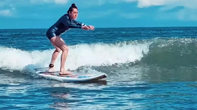 Aos 69 anos, Christiane Torloni pega primeira onda e celebra evolução no surfe