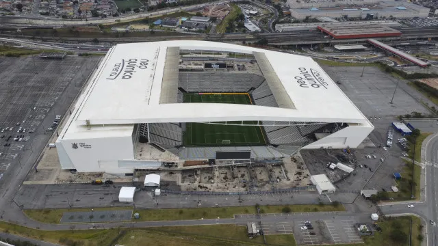 Corinthians muda campo e promete qualidade de quando estádio foi inaugurado