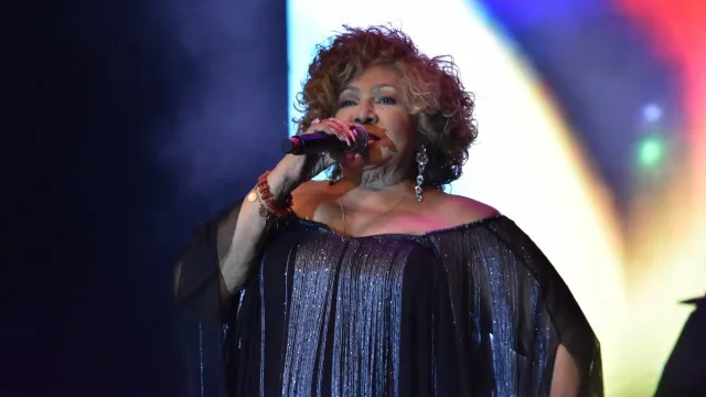 Alcione se desequilibra e cai durante show em São Luís