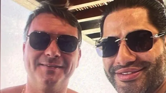 Foto com 'capanga de Vorcaro' cria "problemão" para Flávio Bolsonaro