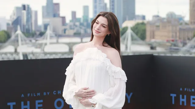 Grávida, Anne Hathaway exibe barriguinha em evento em Londres