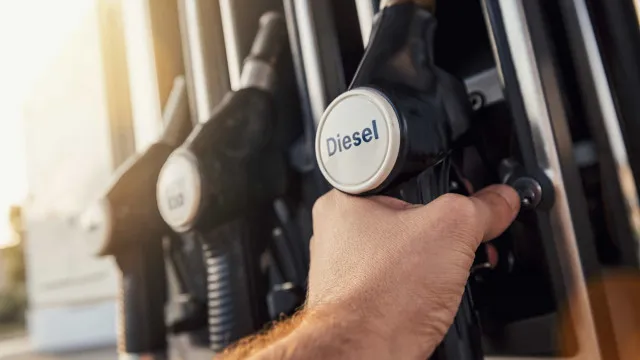 Sumiço de diesel russo e retomada de guerra no Irã voltam a pressionar preço no Brasil
