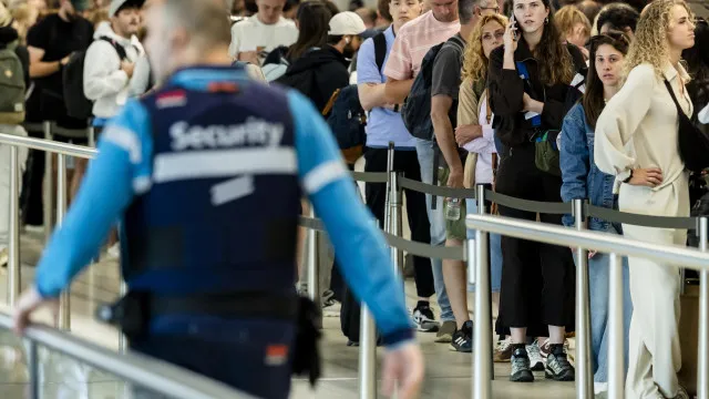 Aeroporto de Amsterdã cancela uma centena de voos devido a temporal